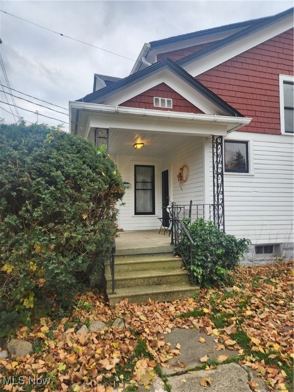 entrance to property featuring a porch