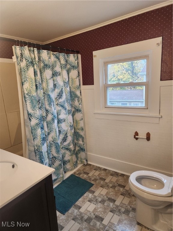 bathroom with toilet, vanity, a shower with shower curtain, and crown molding