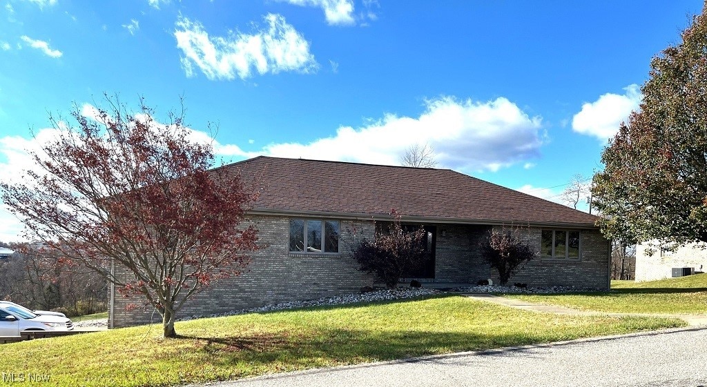 ranch-style home with a front yard