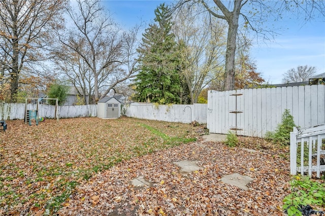 view of yard featuring a storage shed