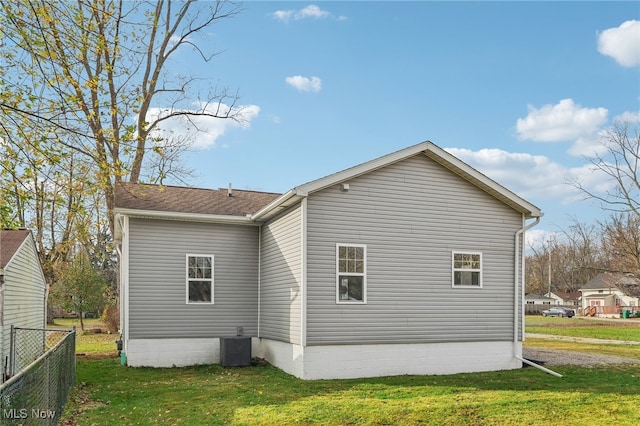 view of side of property featuring a lawn