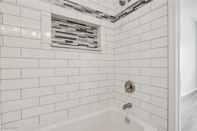 bathroom with tiled shower / bath