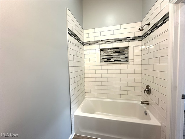 bathroom featuring tiled shower / bath