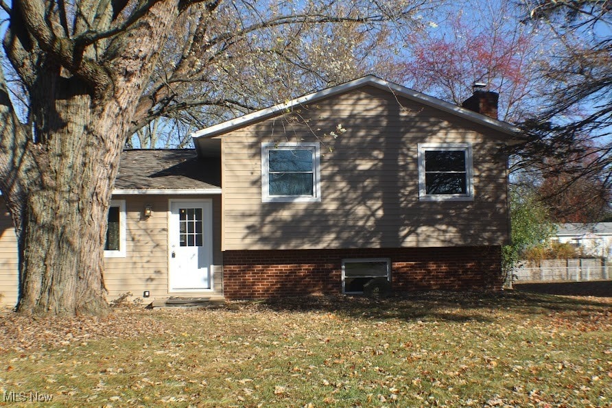 view of front of home featuring a front lawn