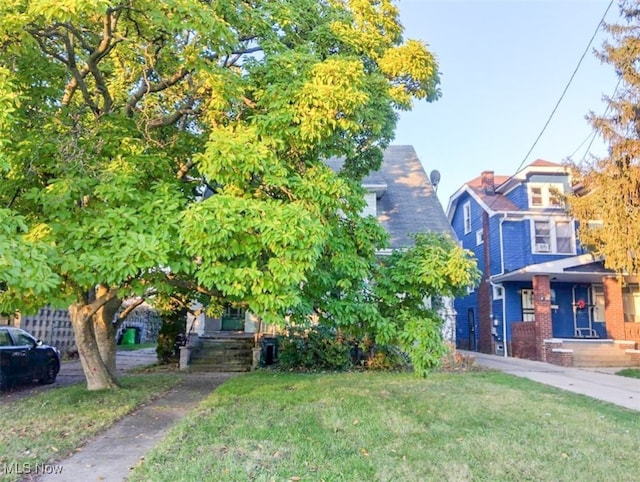 view of front of house featuring a front lawn