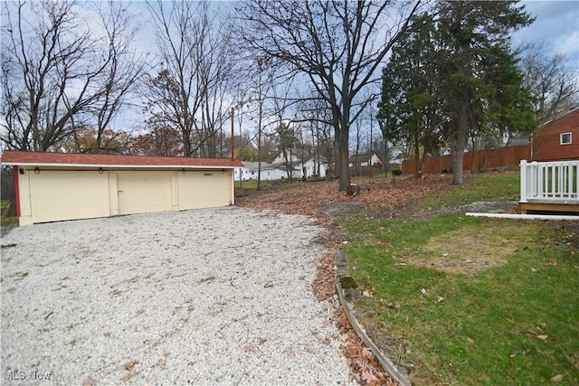 view of yard with an outdoor structure