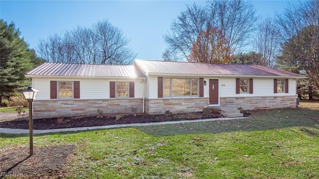 ranch-style house featuring a front yard