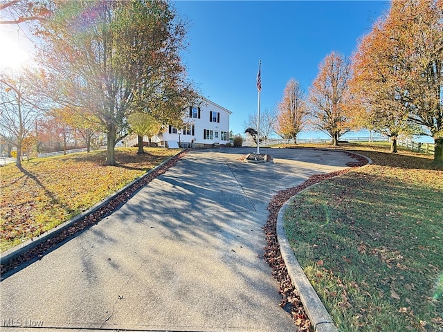 view of front of property featuring a front yard