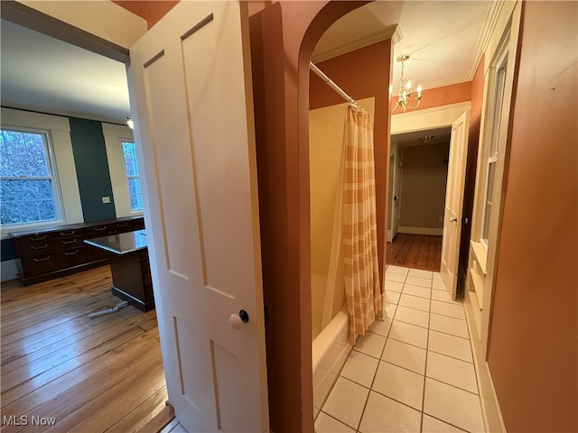 bathroom featuring hardwood / wood-style flooring, a chandelier, crown molding, and shower / tub combo