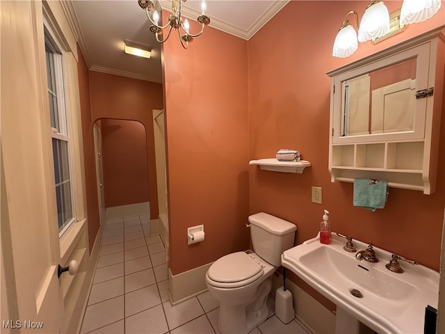 bathroom featuring toilet, tile patterned flooring, a notable chandelier, sink, and crown molding