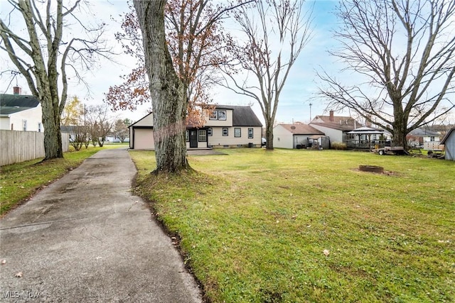 view of front facade with a front lawn