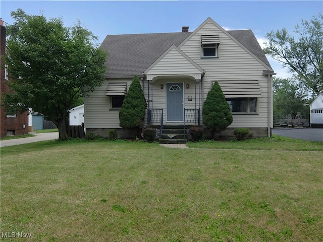 new england style home featuring a front lawn