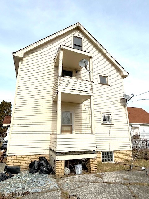 view of side of property featuring a balcony