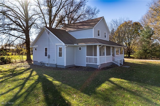 view of front of home with covered porch and a front lawn