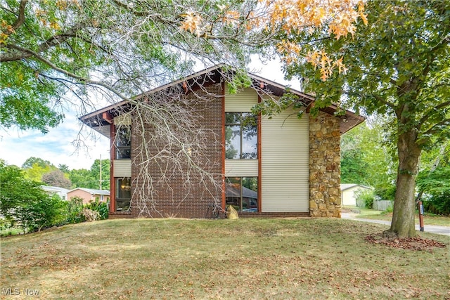 view of front of property featuring a front yard