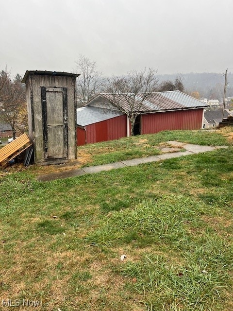 view of yard featuring an outbuilding