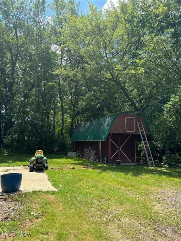 view of yard with an outdoor structure