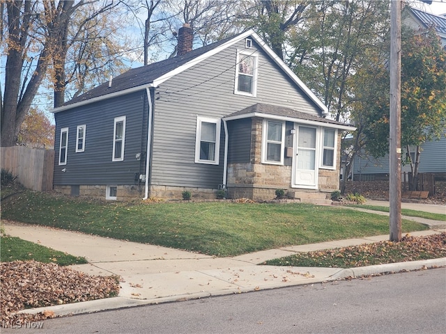 view of front of home featuring a front lawn