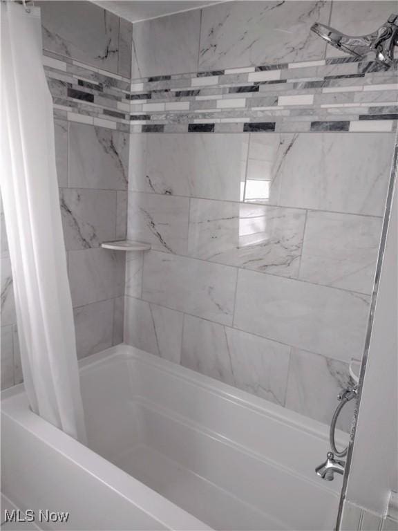 bathroom featuring shower / tub combo