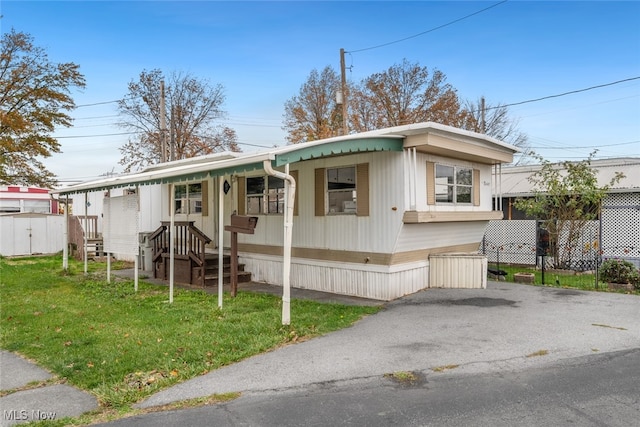 manufactured / mobile home featuring a front lawn