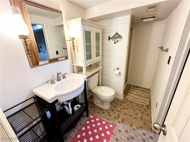 bathroom featuring toilet