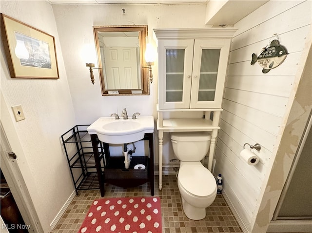 bathroom featuring sink and toilet