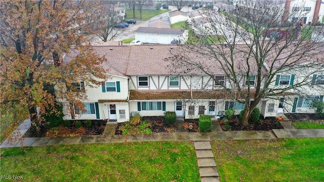 view of front facade featuring a front yard