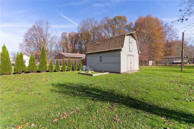 view of yard featuring a shed