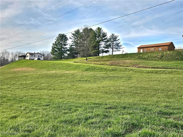 view of yard featuring a rural view