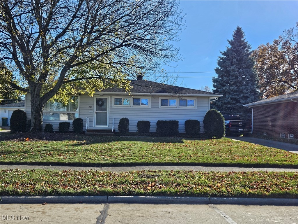 single story home with a front yard