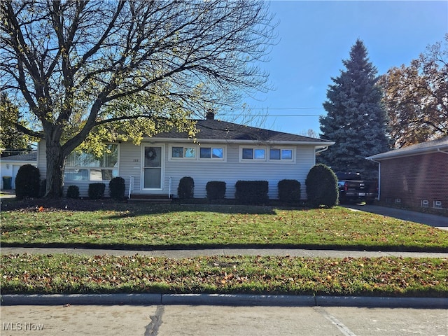 single story home with a front yard