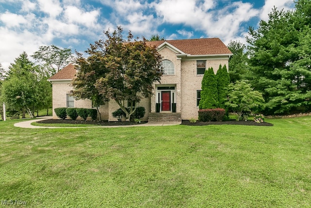 view of front of property featuring a front yard