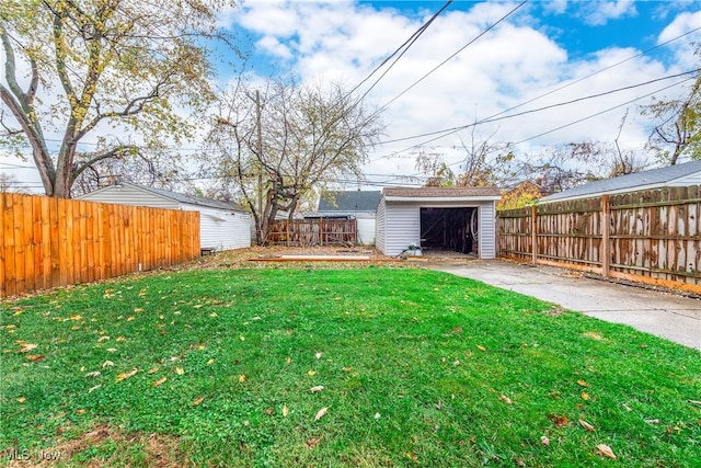 view of yard featuring an outdoor structure