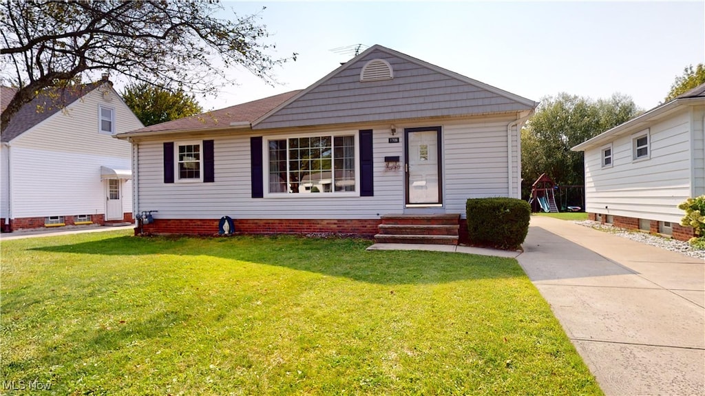 view of front facade featuring a front yard