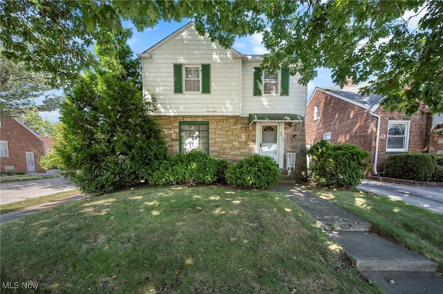 view of front of house featuring a front yard