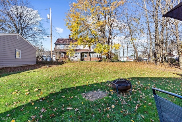 view of yard featuring a fire pit