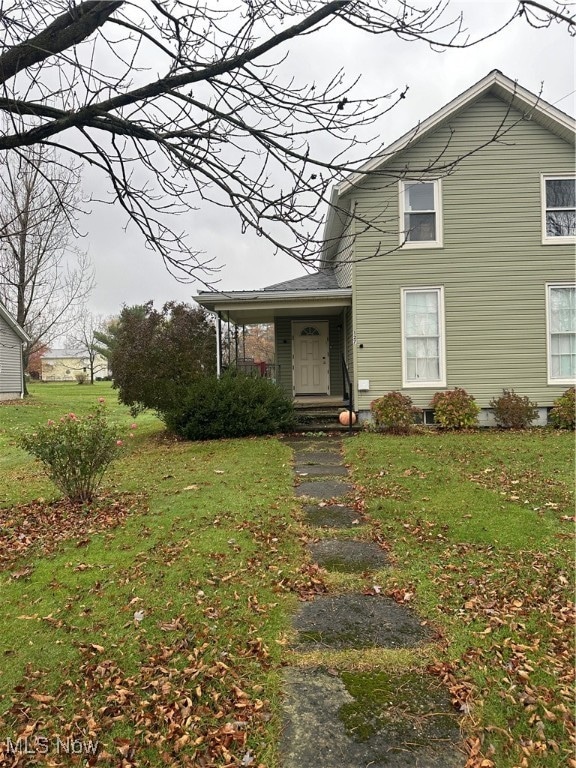 view of front facade featuring a front yard