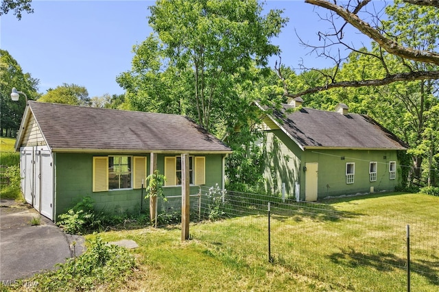 view of front of house featuring a front lawn