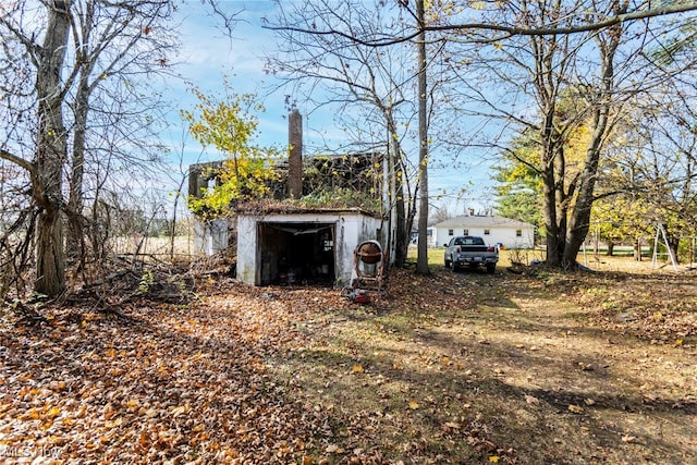 view of yard featuring a storage shed