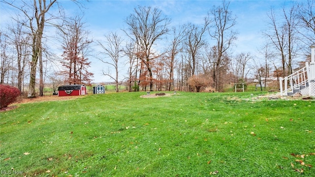 view of yard featuring a shed