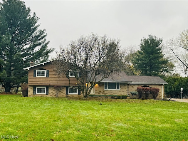 view of front of house featuring a front yard