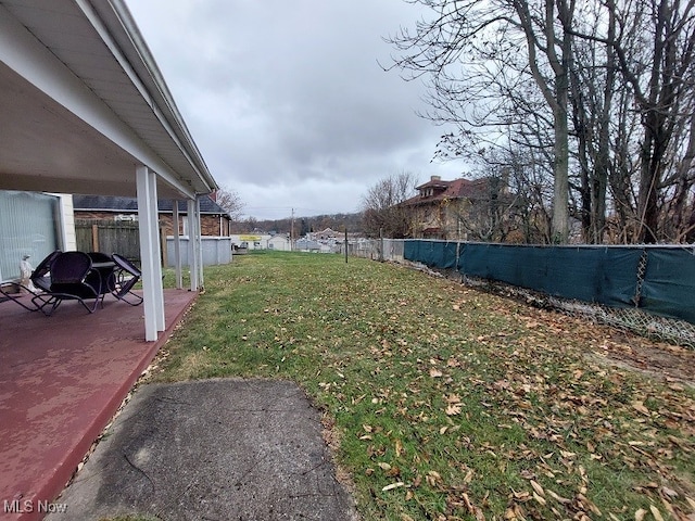 view of yard featuring a patio area