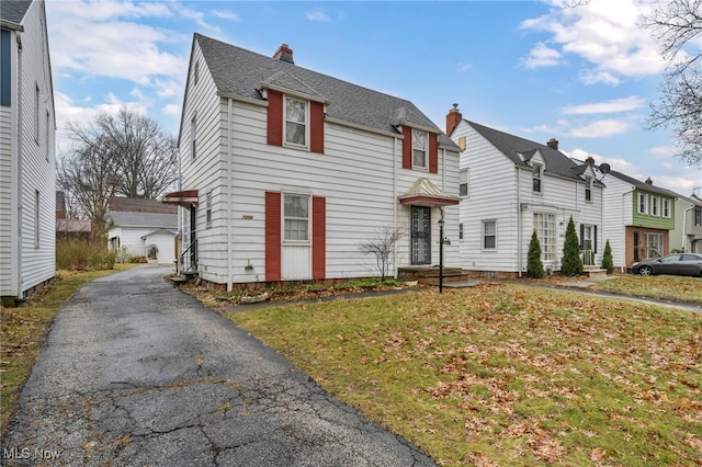 view of front of property featuring a front yard