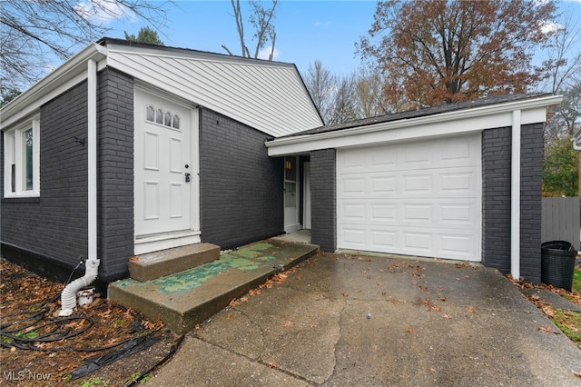 view of front facade featuring a garage