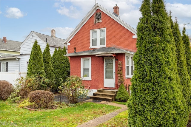 view of front of home featuring a front yard