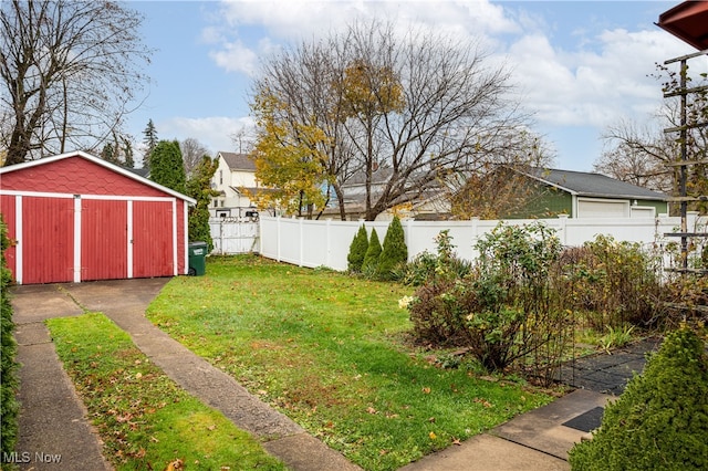 view of yard featuring an outbuilding