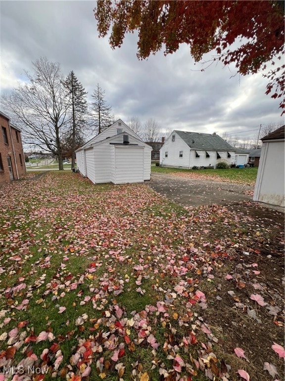 view of yard featuring an outdoor structure