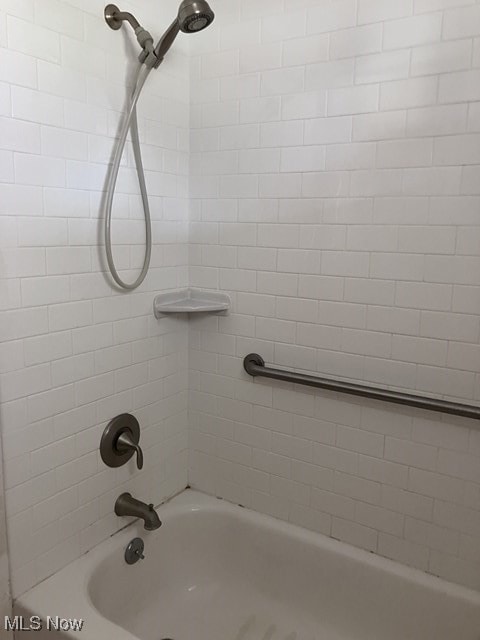 bathroom featuring tiled shower / bath