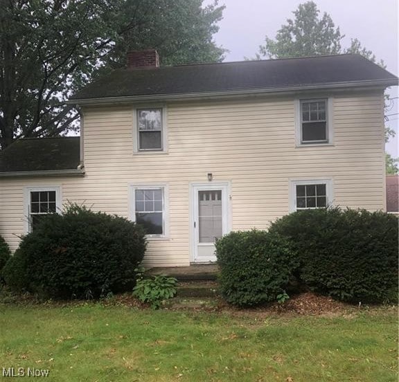 colonial home featuring a front yard