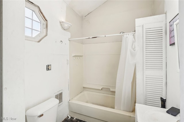 full bathroom featuring shower / bathtub combination with curtain, vanity, toilet, and lofted ceiling